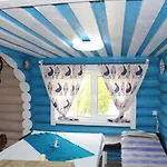 під гострою *
