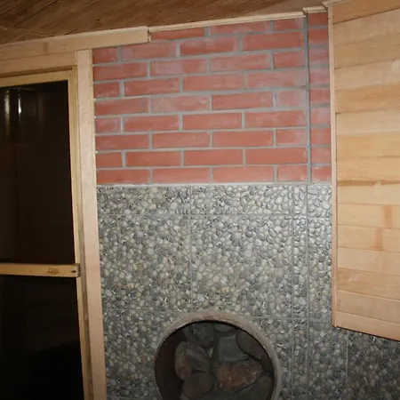 під гострою *