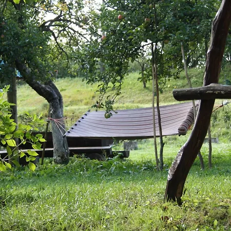 під гострою