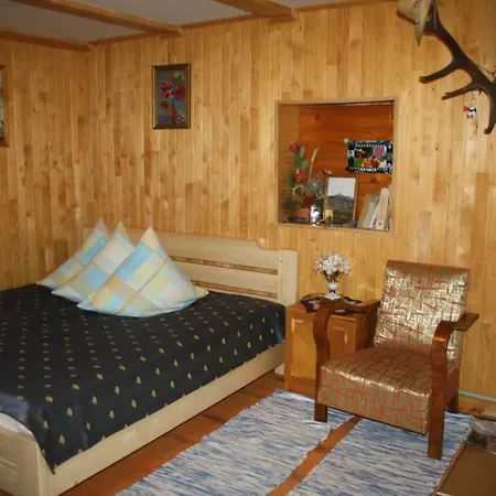 під гострою *