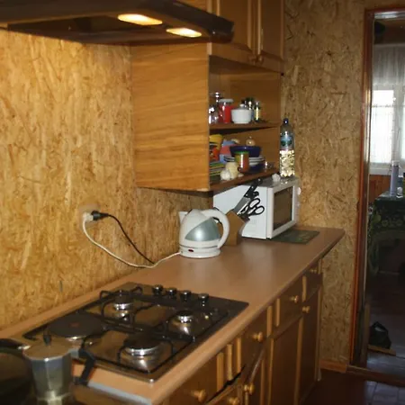 під гострою