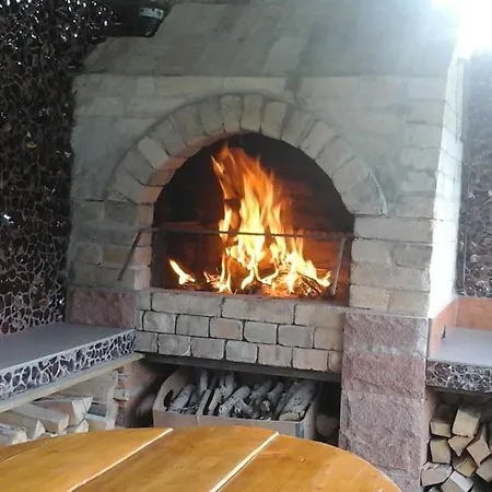 під гострою