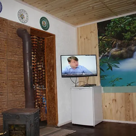 під гострою *