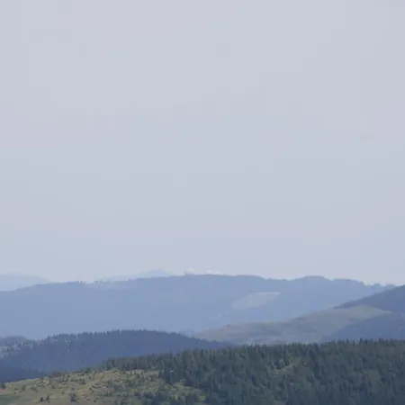 під гострою