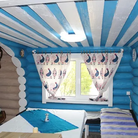 під гострою *